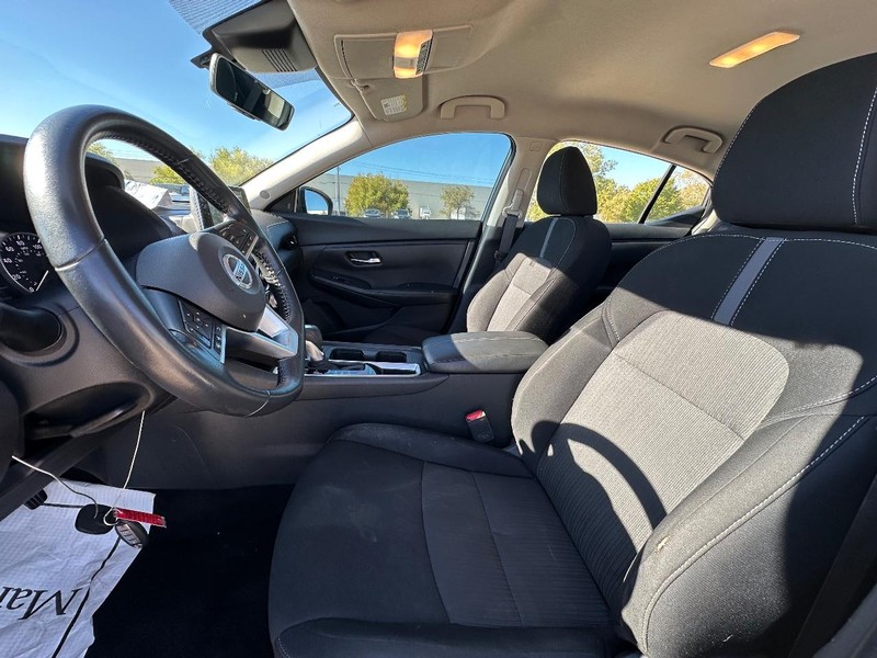 Nissan Sentra Vehicle Full-screen Gallery Image 10