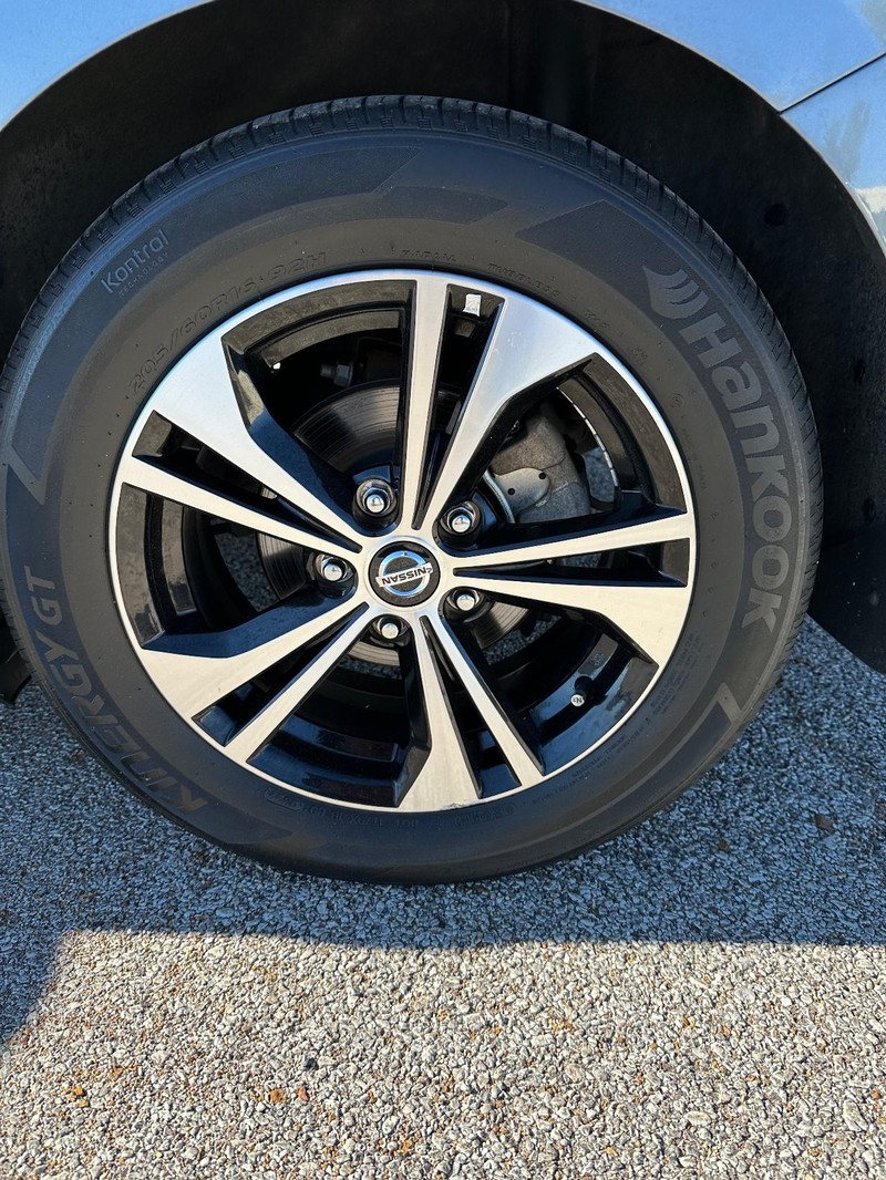 Nissan Sentra Vehicle Full-screen Gallery Image 12