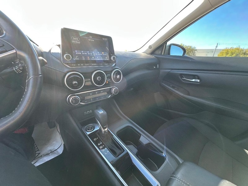 Nissan Sentra Vehicle Full-screen Gallery Image 16