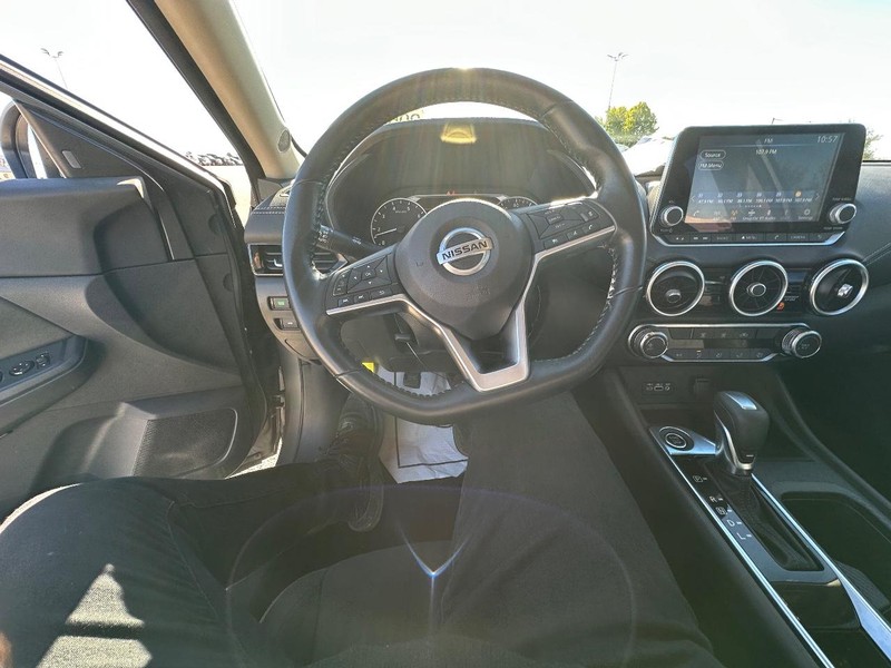 Nissan Sentra Vehicle Full-screen Gallery Image 20