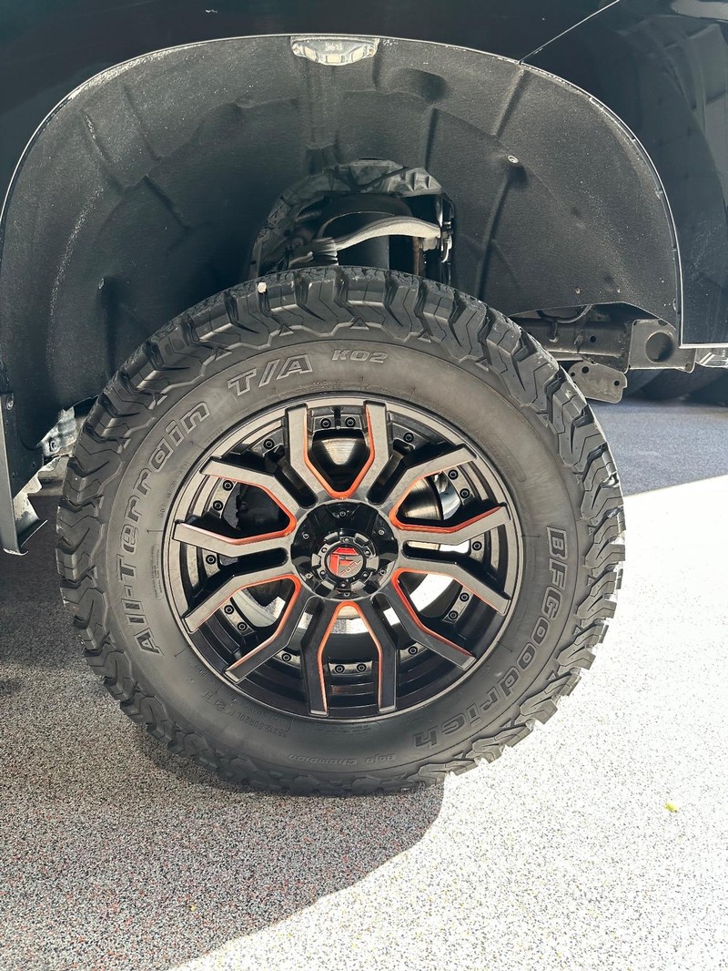 Chevrolet Silverado 1500 Vehicle Full-screen Gallery Image 17