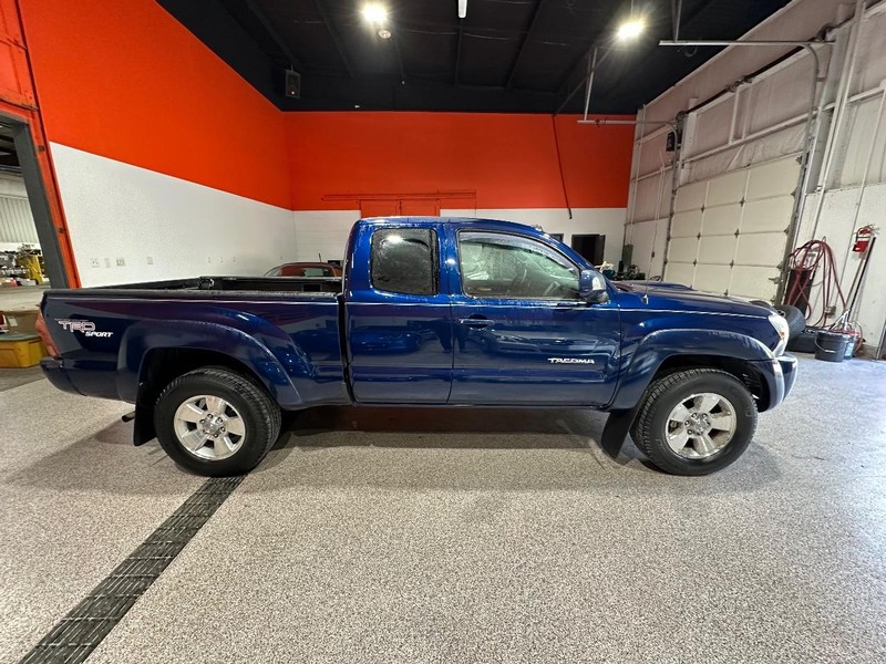 Toyota Tacoma Vehicle Full-screen Gallery Image 2