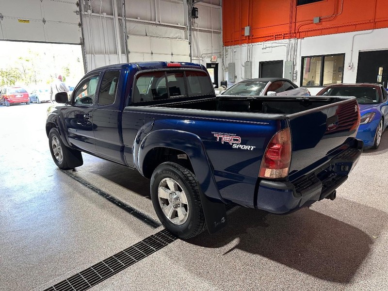 Toyota Tacoma Vehicle Full-screen Gallery Image 3