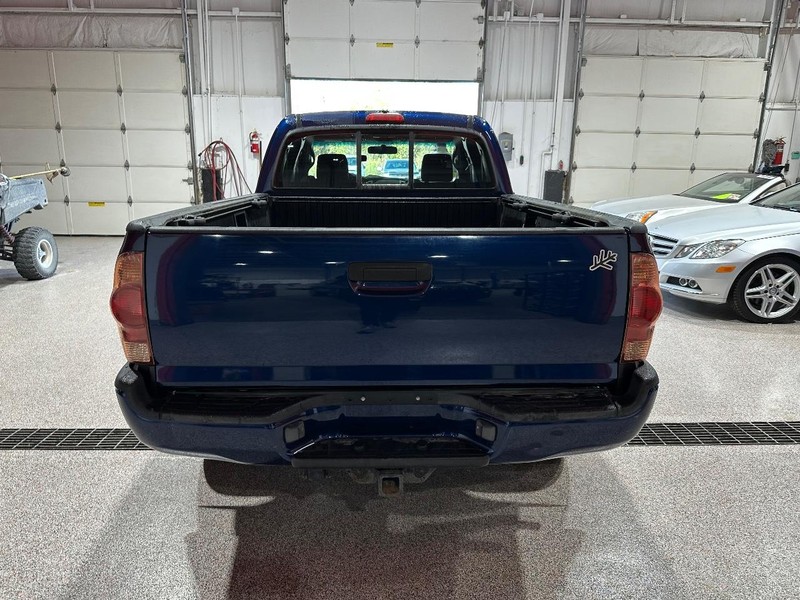 Toyota Tacoma Vehicle Full-screen Gallery Image 4