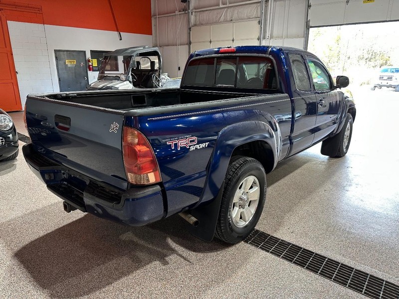 Toyota Tacoma Vehicle Full-screen Gallery Image 5