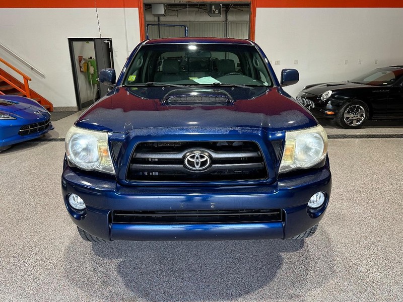 Toyota Tacoma Vehicle Full-screen Gallery Image 6