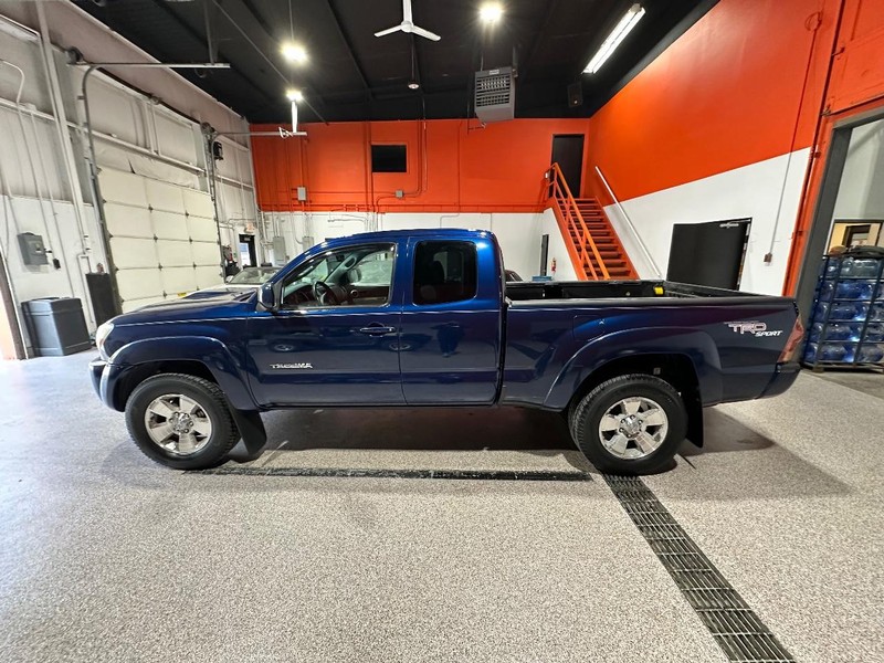 Toyota Tacoma Vehicle Full-screen Gallery Image 8