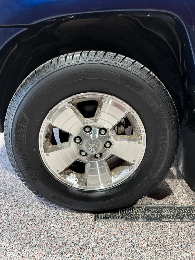 Toyota Tacoma Vehicle Full-screen Gallery Image 11