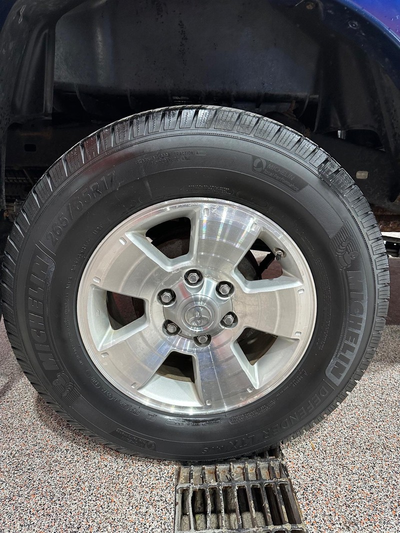 Toyota Tacoma Vehicle Full-screen Gallery Image 12