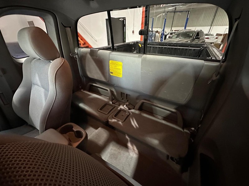 Toyota Tacoma Vehicle Full-screen Gallery Image 13