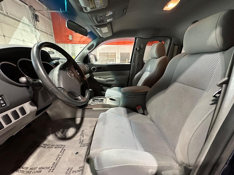 Toyota Tacoma Vehicle Full-screen Gallery Image 14