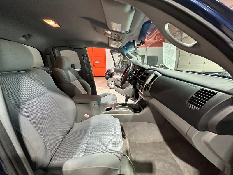 Toyota Tacoma Vehicle Full-screen Gallery Image 16