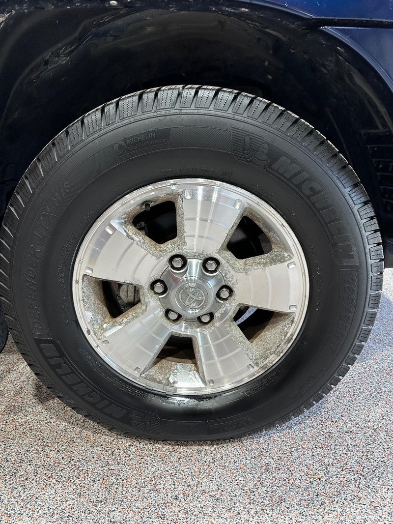 Toyota Tacoma Vehicle Full-screen Gallery Image 17