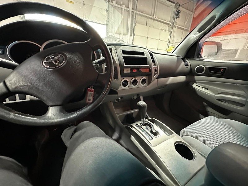 Toyota Tacoma Vehicle Full-screen Gallery Image 18