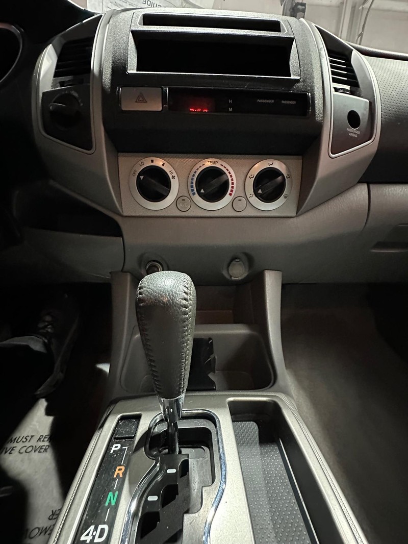 Toyota Tacoma Vehicle Full-screen Gallery Image 20