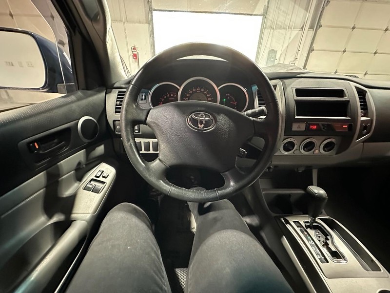 Toyota Tacoma Vehicle Full-screen Gallery Image 22