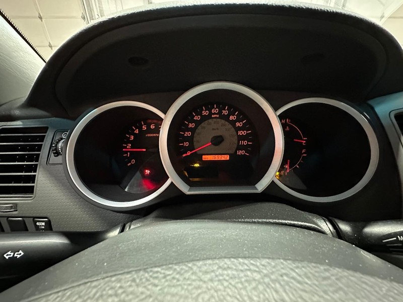 Toyota Tacoma Vehicle Full-screen Gallery Image 23