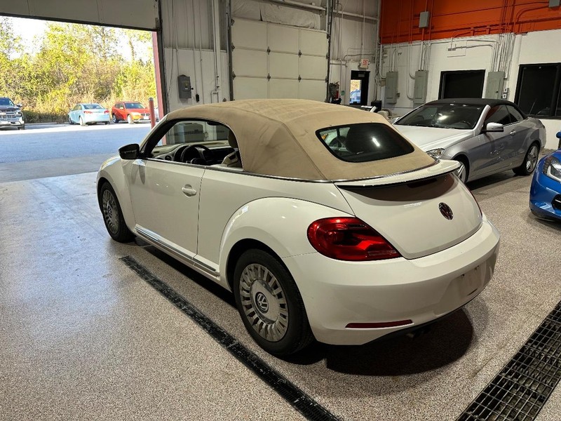 Volkswagen Beetle Convertible Vehicle Full-screen Gallery Image 3