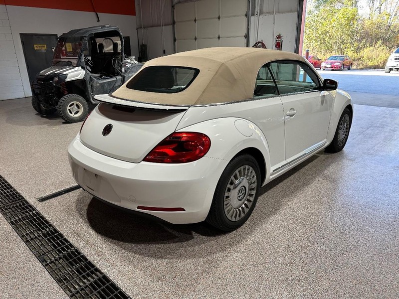 Volkswagen Beetle Convertible Vehicle Full-screen Gallery Image 5