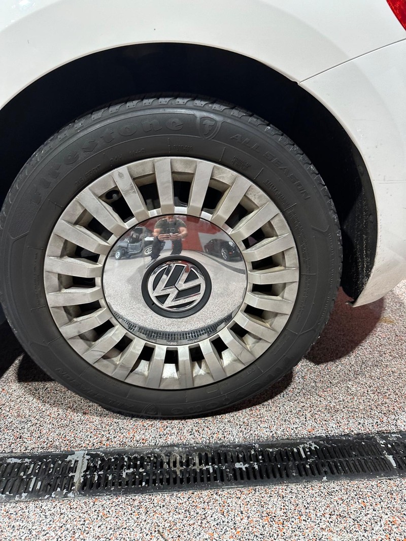 Volkswagen Beetle Convertible Vehicle Full-screen Gallery Image 9