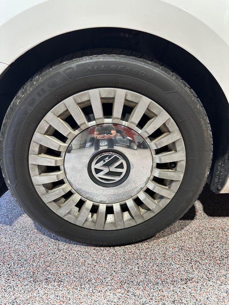 Volkswagen Beetle Convertible Vehicle Full-screen Gallery Image 10