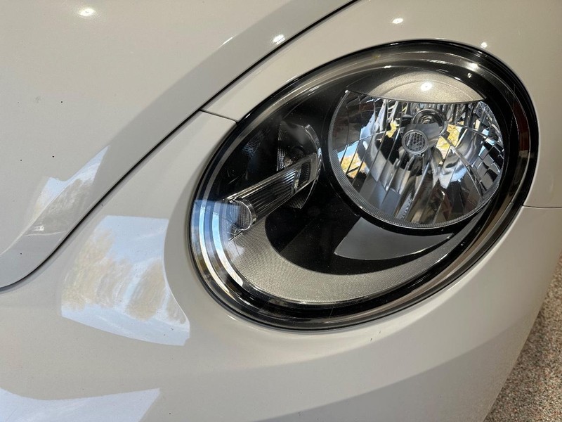 Volkswagen Beetle Convertible Vehicle Full-screen Gallery Image 11