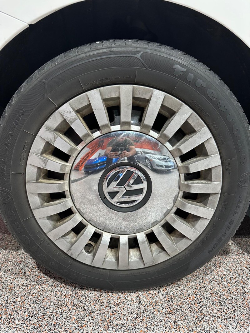 Volkswagen Beetle Convertible Vehicle Full-screen Gallery Image 12