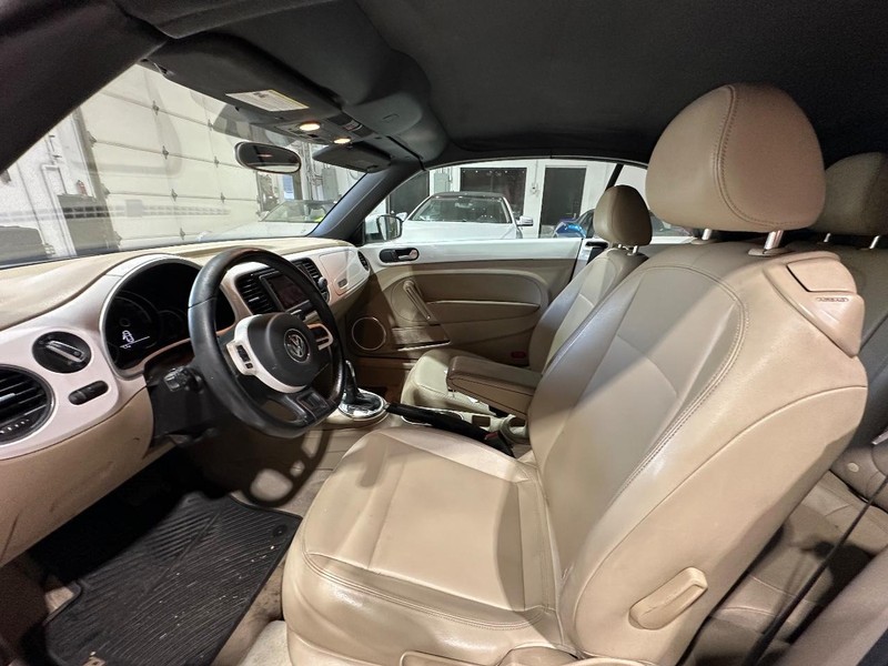 Volkswagen Beetle Convertible Vehicle Full-screen Gallery Image 14