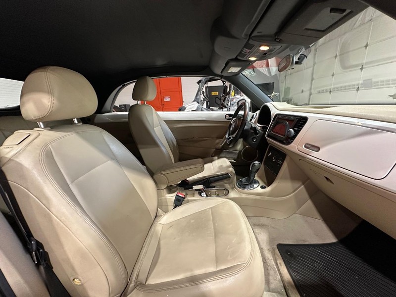 Volkswagen Beetle Convertible Vehicle Full-screen Gallery Image 15