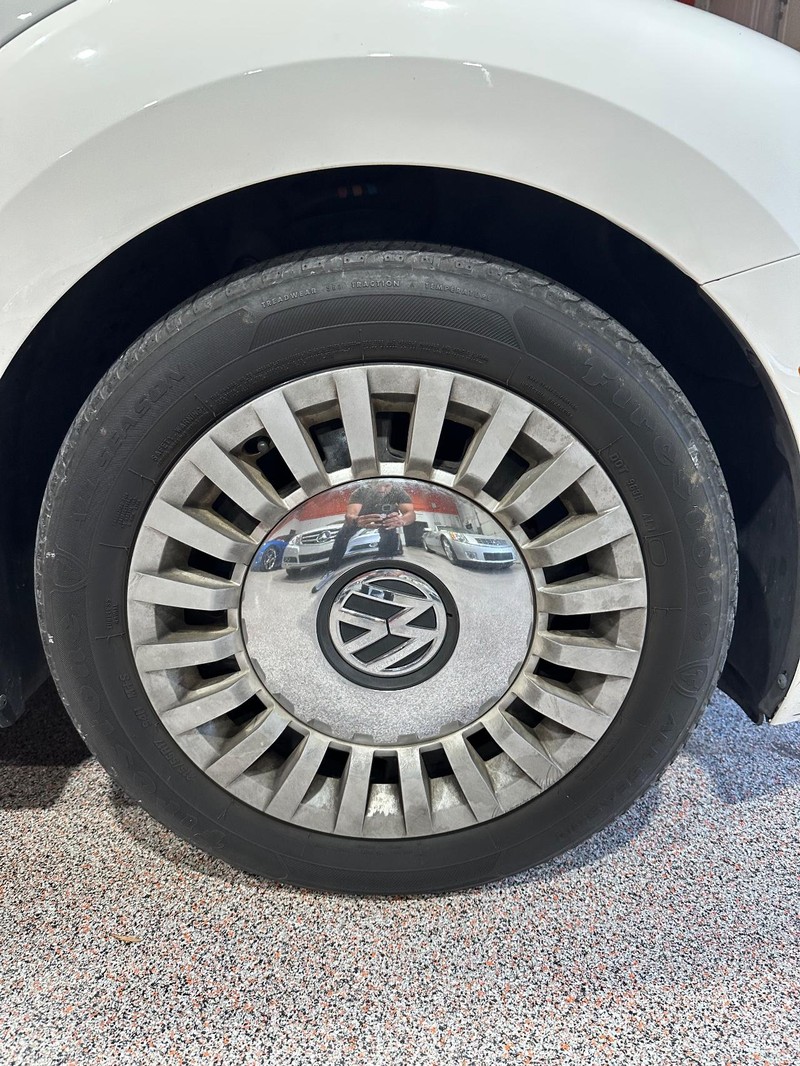 Volkswagen Beetle Convertible Vehicle Full-screen Gallery Image 16