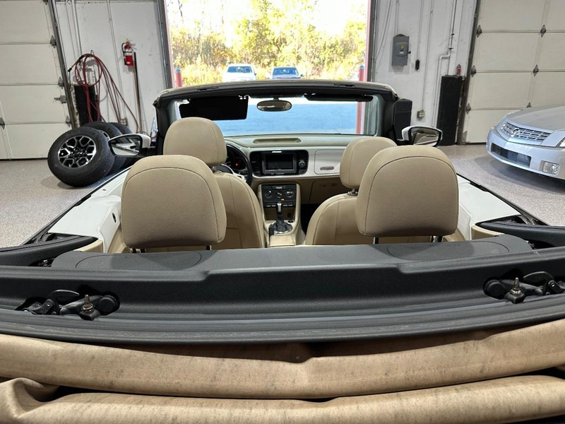 Volkswagen Beetle Convertible Vehicle Full-screen Gallery Image 17