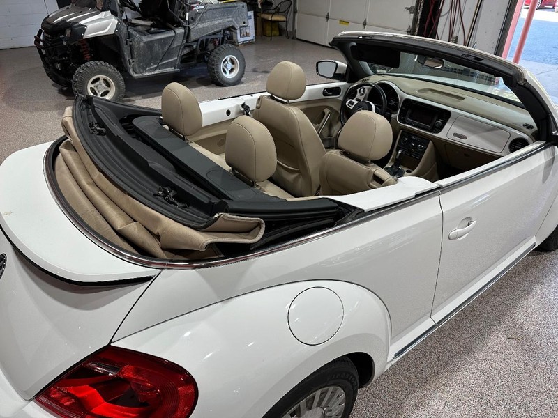 Volkswagen Beetle Convertible Vehicle Full-screen Gallery Image 18