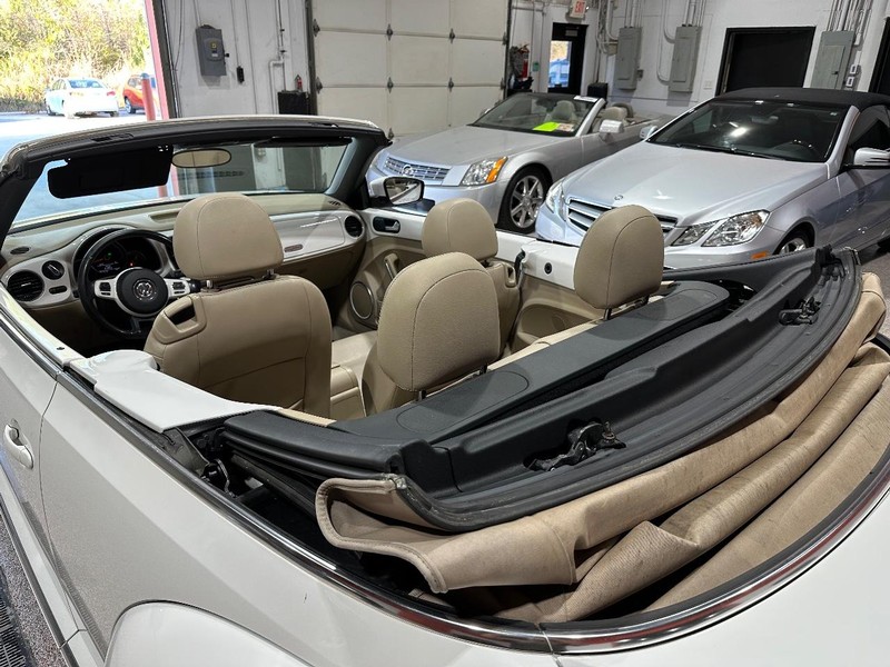 Volkswagen Beetle Convertible Vehicle Full-screen Gallery Image 19
