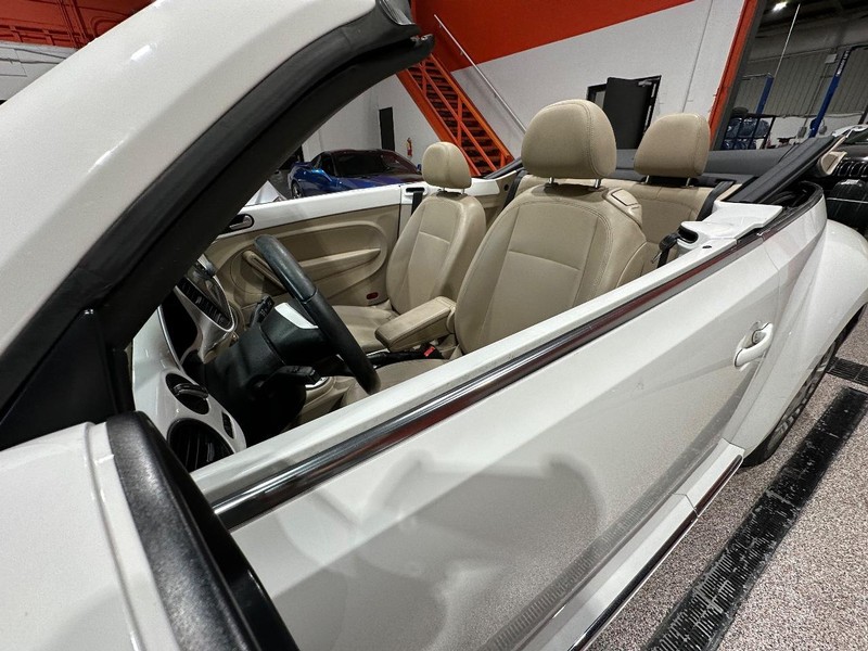 Volkswagen Beetle Convertible Vehicle Full-screen Gallery Image 20
