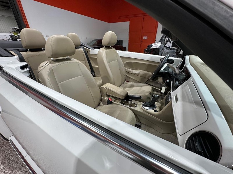 Volkswagen Beetle Convertible Vehicle Full-screen Gallery Image 21
