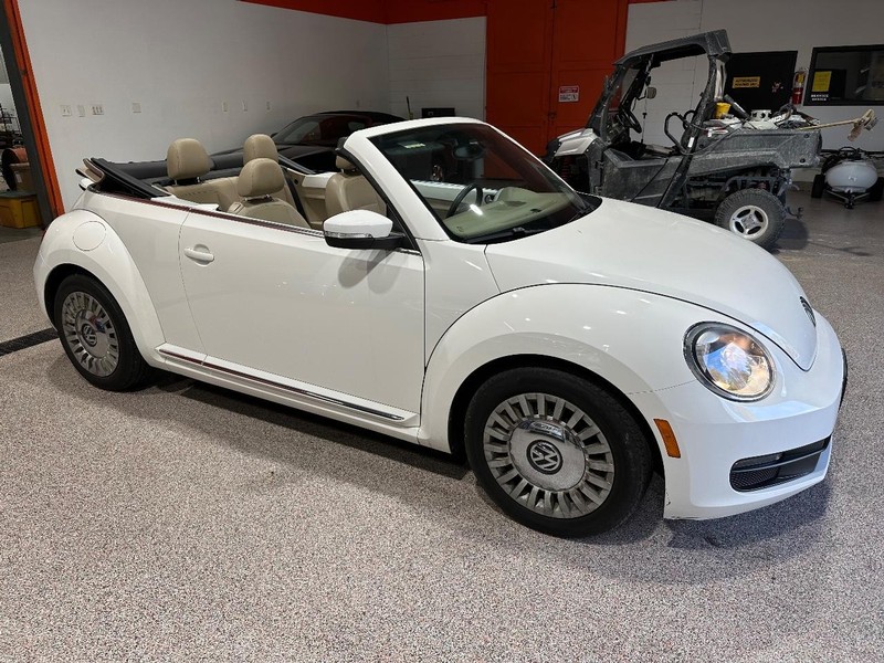 Volkswagen Beetle Convertible Vehicle Full-screen Gallery Image 22