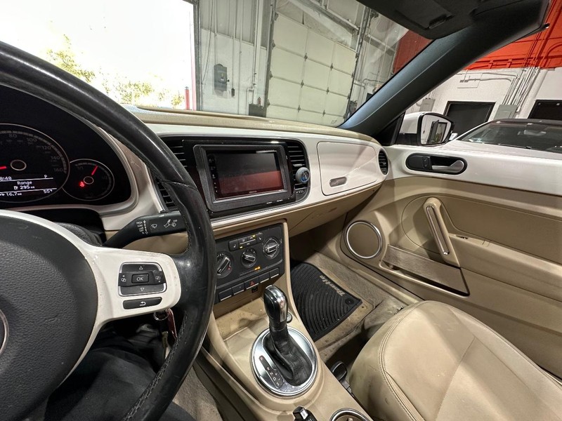 Volkswagen Beetle Convertible Vehicle Full-screen Gallery Image 23