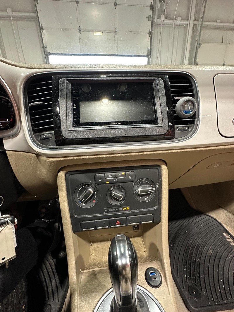 Volkswagen Beetle Convertible Vehicle Full-screen Gallery Image 24