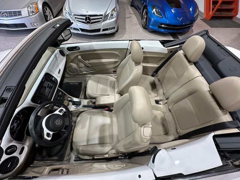 Volkswagen Beetle Convertible Vehicle Full-screen Gallery Image 25