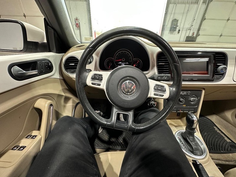 Volkswagen Beetle Convertible Vehicle Full-screen Gallery Image 26