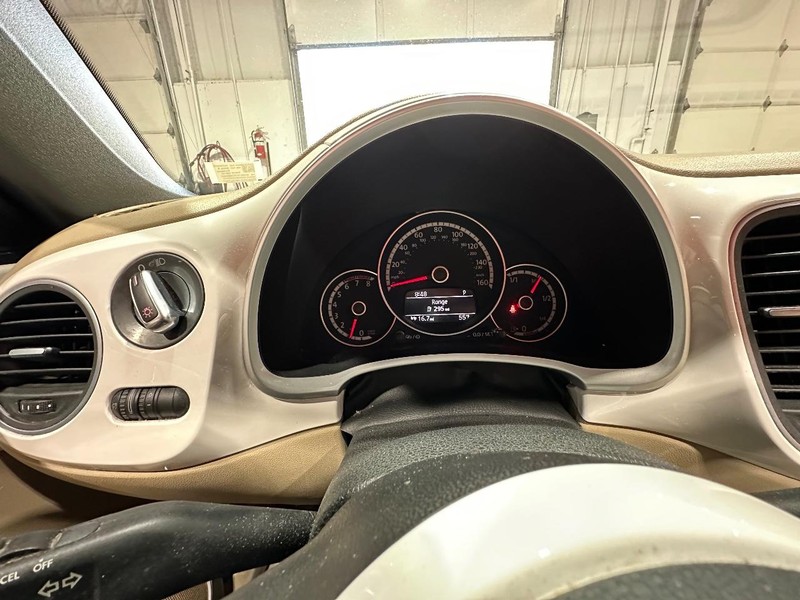 Volkswagen Beetle Convertible Vehicle Full-screen Gallery Image 27