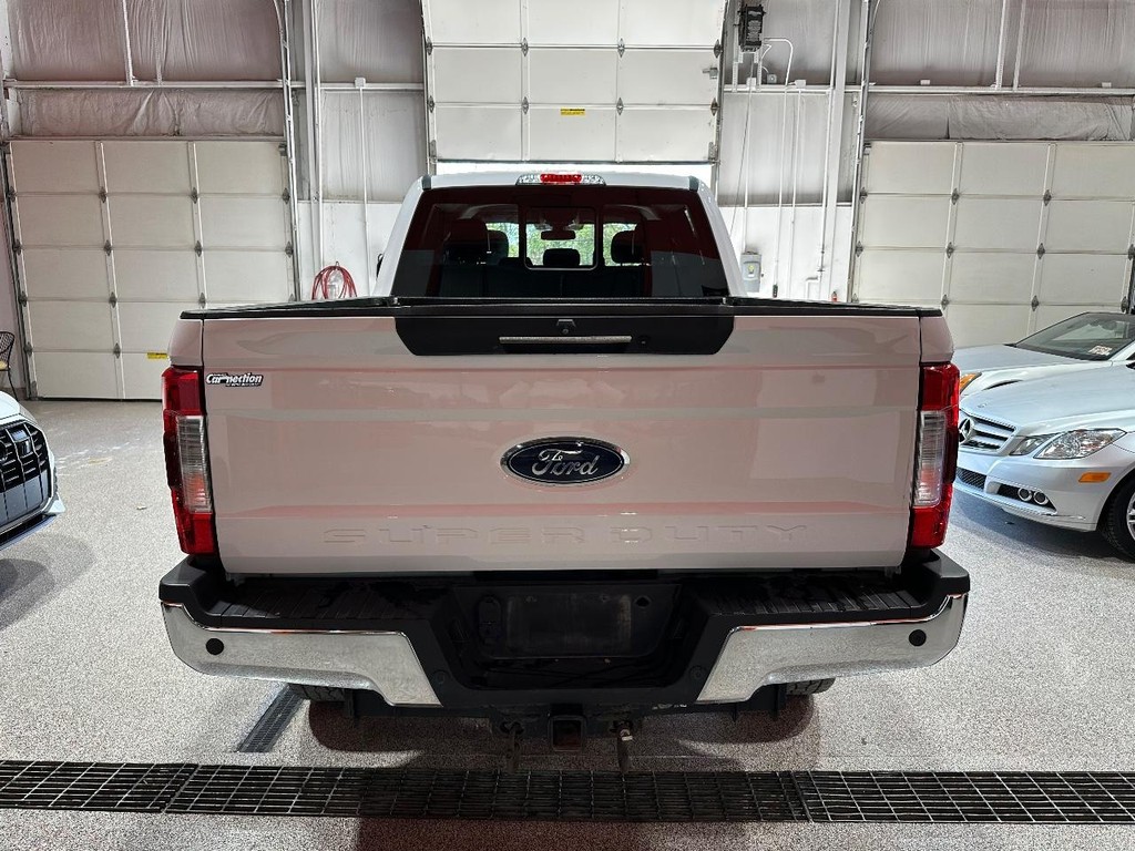 Ford Super Duty F-250 SRW Vehicle Full-screen Gallery Image 2