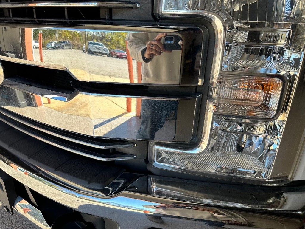 Ford Super Duty F-250 SRW Vehicle Full-screen Gallery Image 9