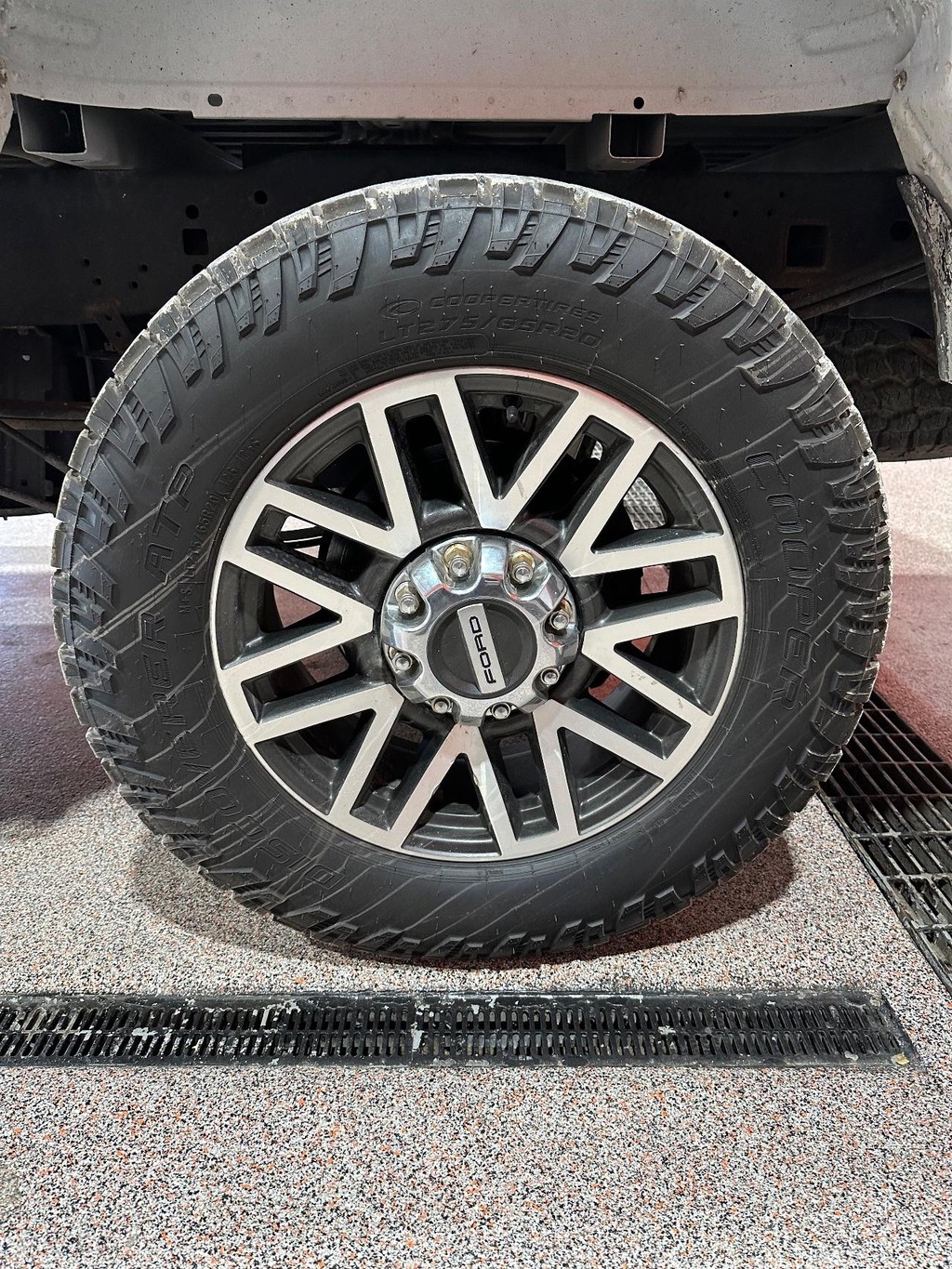 Ford Super Duty F-250 SRW Vehicle Full-screen Gallery Image 16