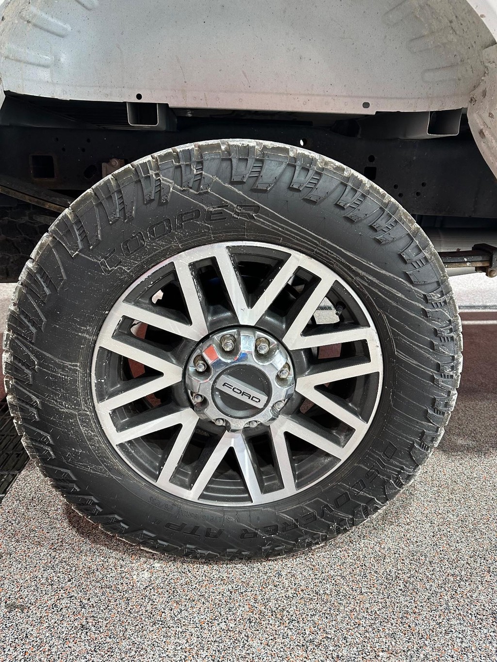 Ford Super Duty F-250 SRW Vehicle Full-screen Gallery Image 18