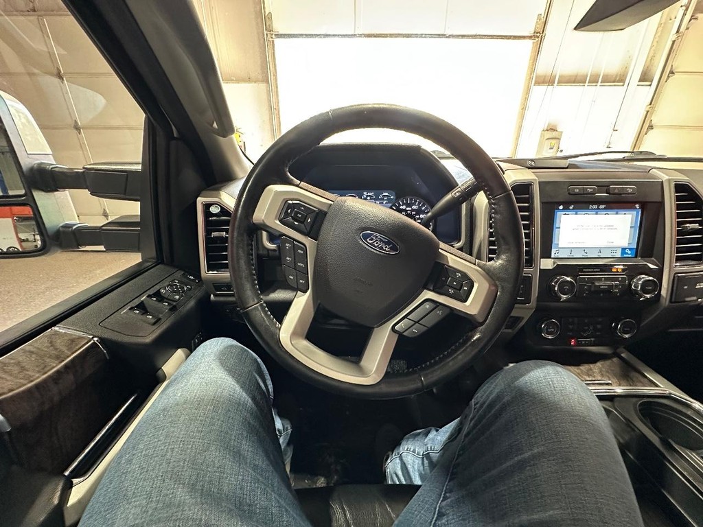 Ford Super Duty F-250 SRW Vehicle Full-screen Gallery Image 26