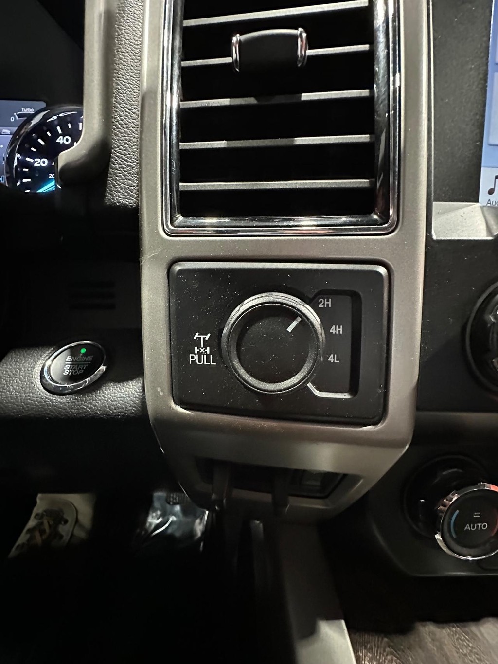 Ford Super Duty F-250 SRW Vehicle Full-screen Gallery Image 28