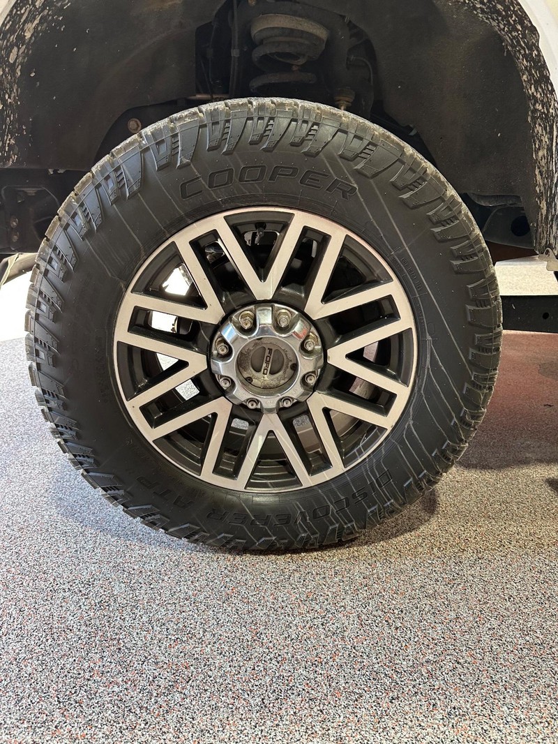 Ford Super Duty F-250 SRW Vehicle Full-screen Gallery Image 8