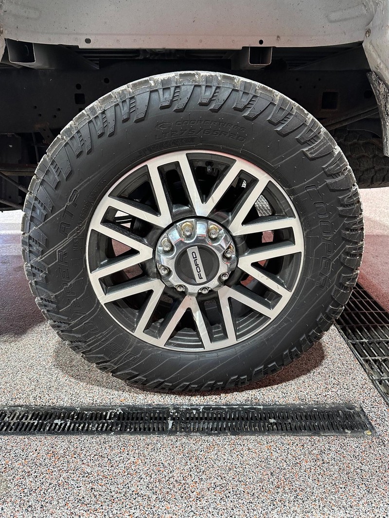 Ford Super Duty F-250 SRW Vehicle Full-screen Gallery Image 16