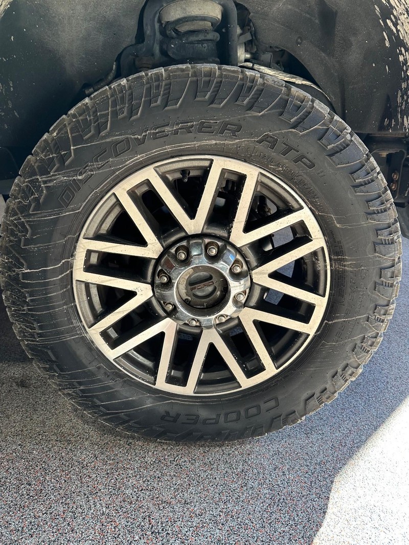 Ford Super Duty F-250 SRW Vehicle Full-screen Gallery Image 17